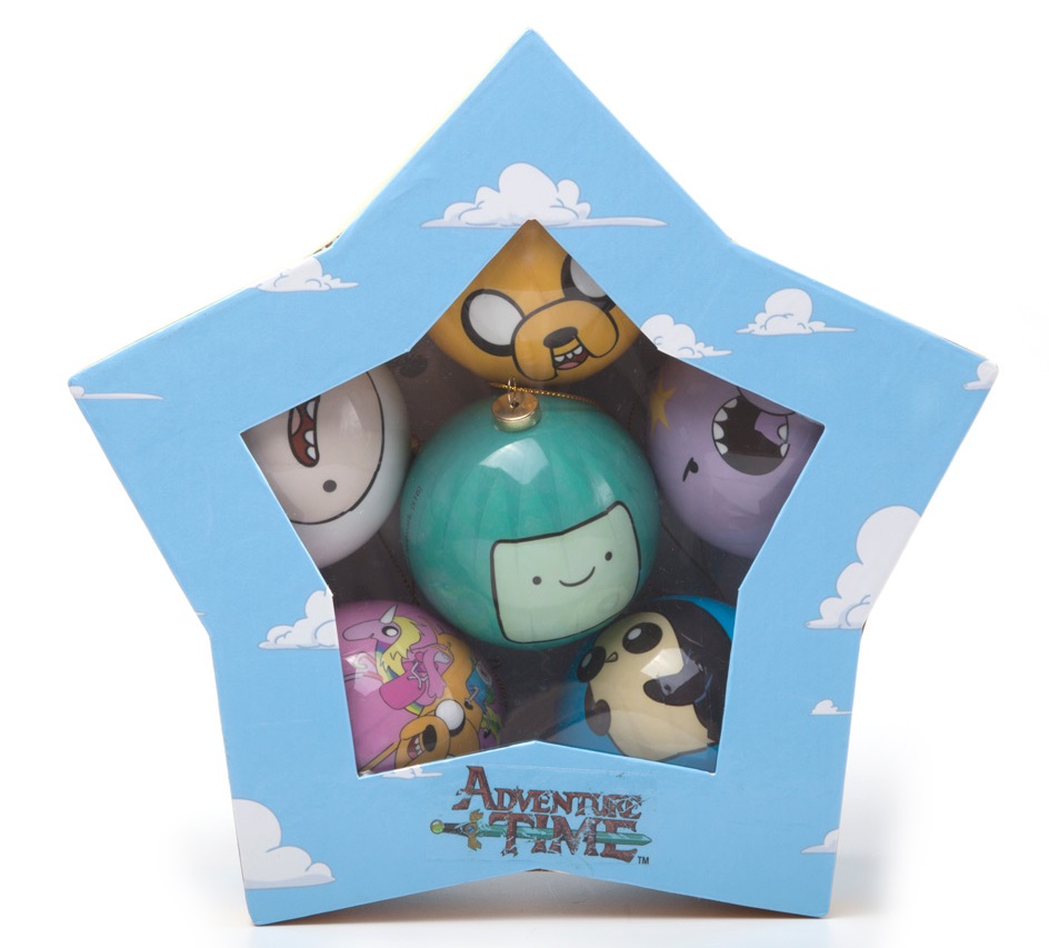 Набор ёлочных шаров Adventure Time (6 шт.) Набор ёлочных шаров Adventure Time (6 шт.)Набор ёлочных шаров Adventure Time создан по мотивам мультсериала Adventure Time (Время Приключений с Финном и Джейком), созданного Пендлетоном Уордом.<br>