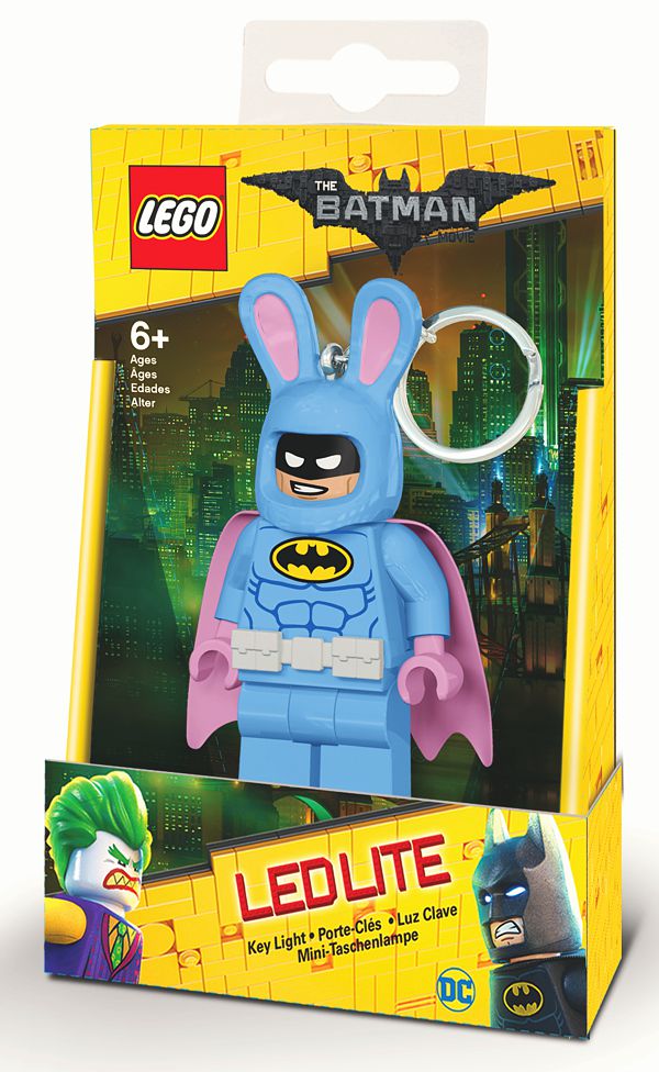 Брелок-фонарик для ключей LEGO Batman Movie (Лего Фильм: Бэтмен) – Easter Bunny Batman Брелок-фонарик для ключей LEGO Batman Movie (Лего Фильм: Бэтмен) – Easter Bunny BatmanПредставляем вашему вниманию брелок-фонарик для ключей LEGO Batman Movie (Лего Фильм: Бэтмен) – Easter Bunny Batman, созданный по мотивам одноименного мультфильма режиссёра Криса МакКея, рассказывающего о приключениях Бэтмена и его напарника Дика Грейсона, которого он, сам того не помня, усыновил на одном из светских приемов.<br>