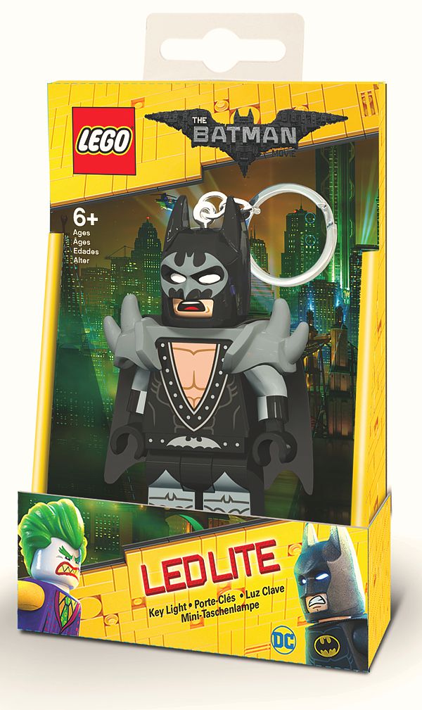 Брелок-фонарик для ключей LEGO Batman Movie (Лего Фильм: Бэтмен) – Glam Rocker Batman Брелок-фонарик для ключей LEGO Batman Movie (Лего Фильм: Бэтмен) – Glam Rocker BatmanПредставляем вашему вниманию брелок-фонарик для ключей LEGO Batman Movie (Лего Фильм: Бэтмен) – Glam Rocker Batman, созданный по мотивам одноименного мультфильма режиссёра Криса МакКея, рассказывающего о приключениях Бэтмена и его напарника Дика Грейсона, которого он, сам того не помня, усыновил на одном из светских приемов.<br>