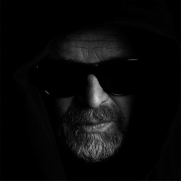 БГ. Соль (LP) БГ. Соль (LP)Бывают песни откровенно любящие одиночество. Бывают песни, сразу и с радостью складывающиеся в альбом. А некоторые песни предпочитают маскировку. Именно из таких песен составлен новый альбом Бориса Гребенщикова БГ. Соль.<br>