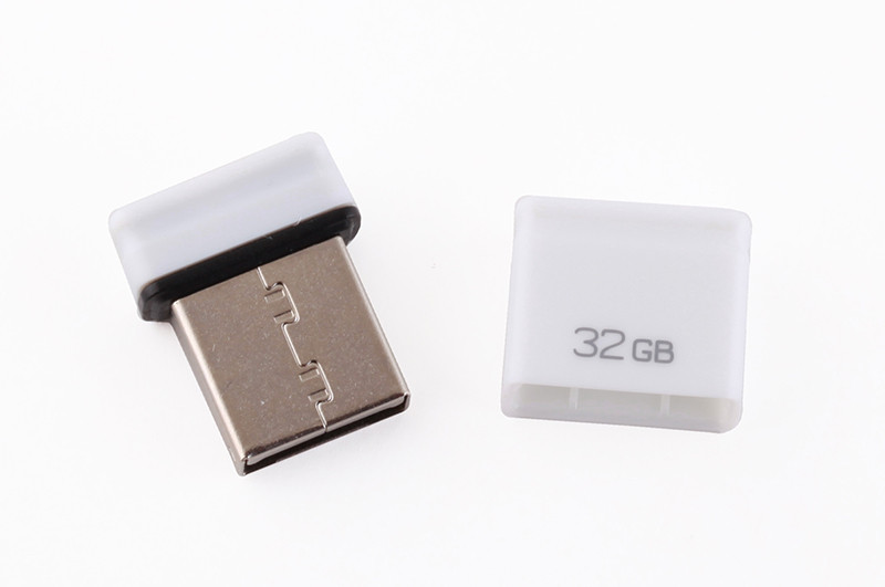 USB  Qumo 32  Nano White