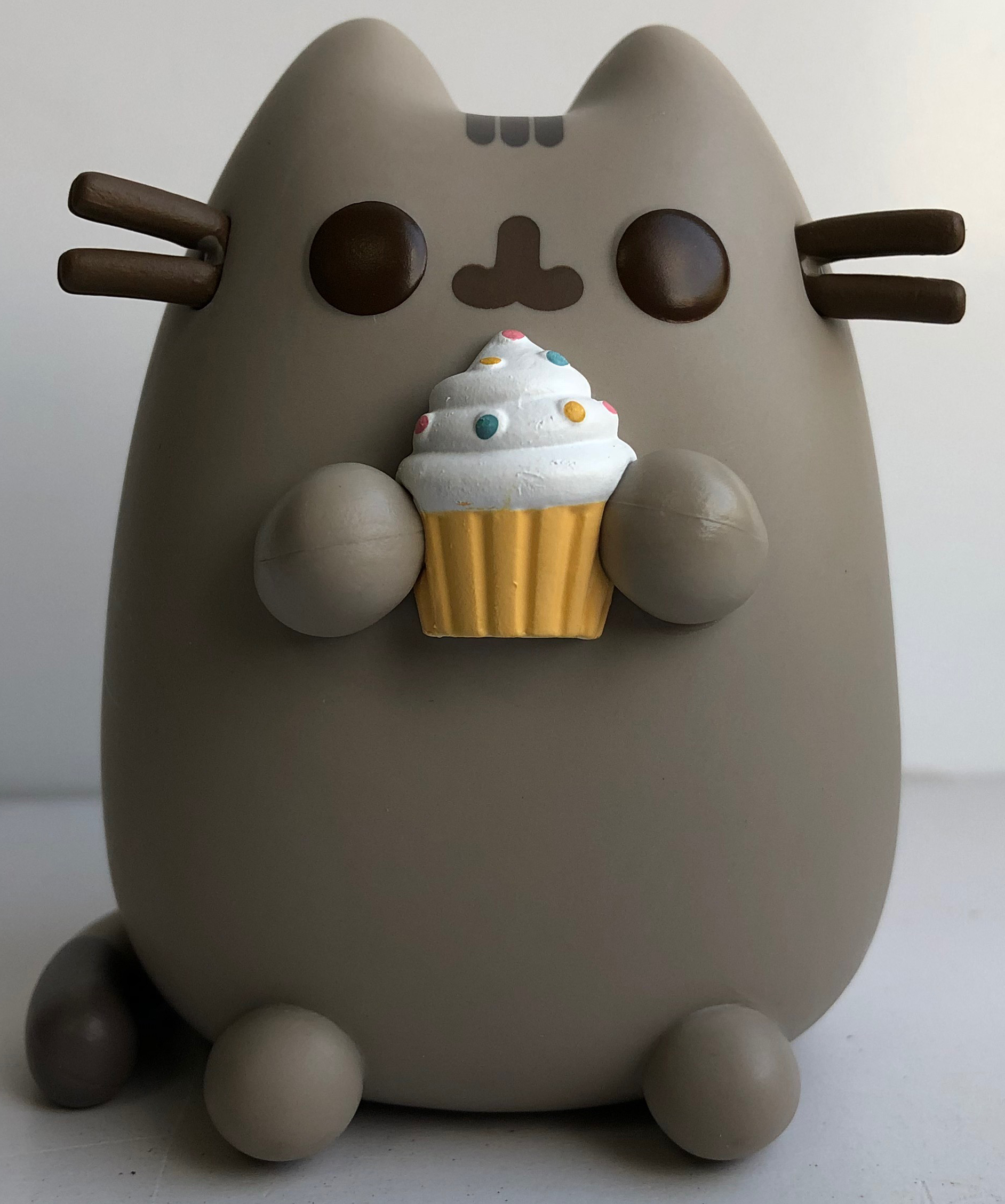 

Фигурка Funko POP: Pusheen The Cat – Pusheen With Cupcake (9,5 см)