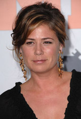   (Maura Tierney)