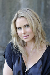   (Anna Hutchison)