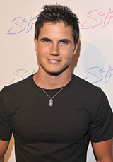   (Robbie Amell)