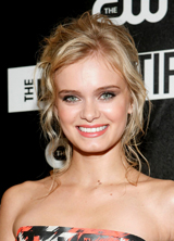   (Sara Paxton)