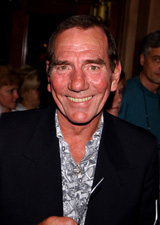   (Pete Postlethwaite)