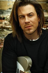   (Christian Kane)