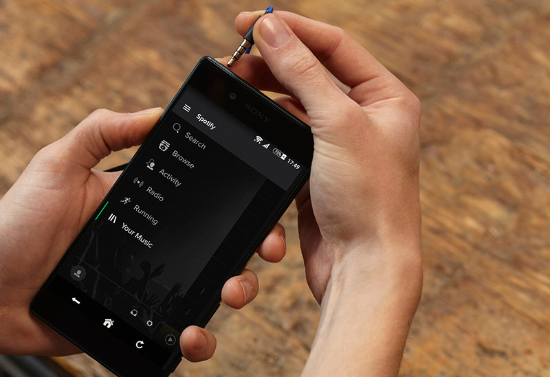 ��������������� � ����������-���������� ��� PS4 (� ���������� PS Vita)