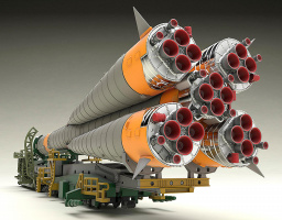 -  Plastic Model Soyuz Rocket & Transport Train 2nd Re-Run ( 1:150) (32 )