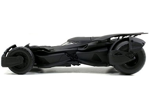    DC Comics:     :     Batman v Superman: Dawn of Justice Batmobile Model Kit Black (1:24)