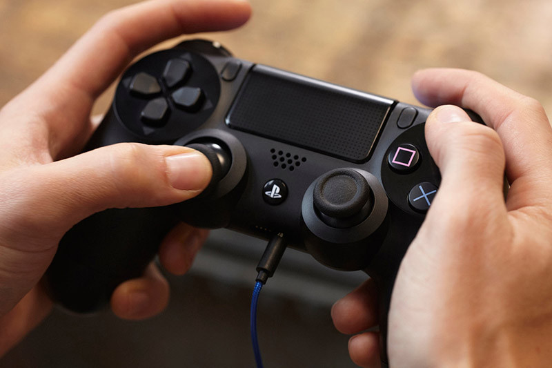 ��������������� � ����������-���������� ��� PS4 (� ���������� PS Vita)