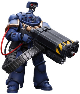  Warhammer 40 000: Ultramarines  Desolation Marine with Castellan Launcher (Superkrak) 1:18 (12,1 )