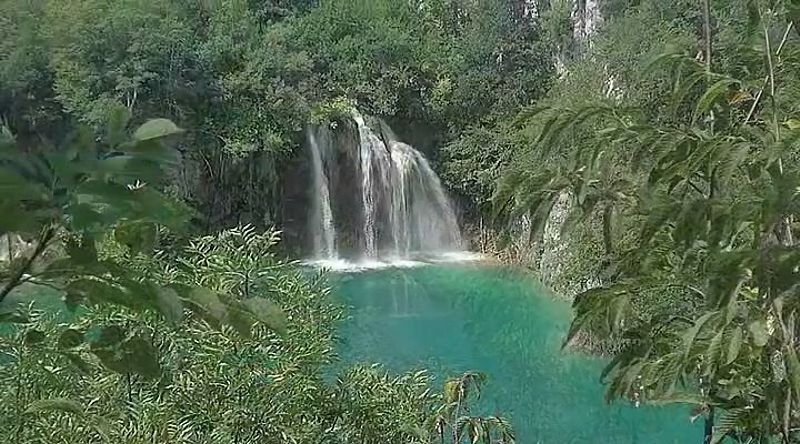  3D.     (Blu-ray 3D + 2D)