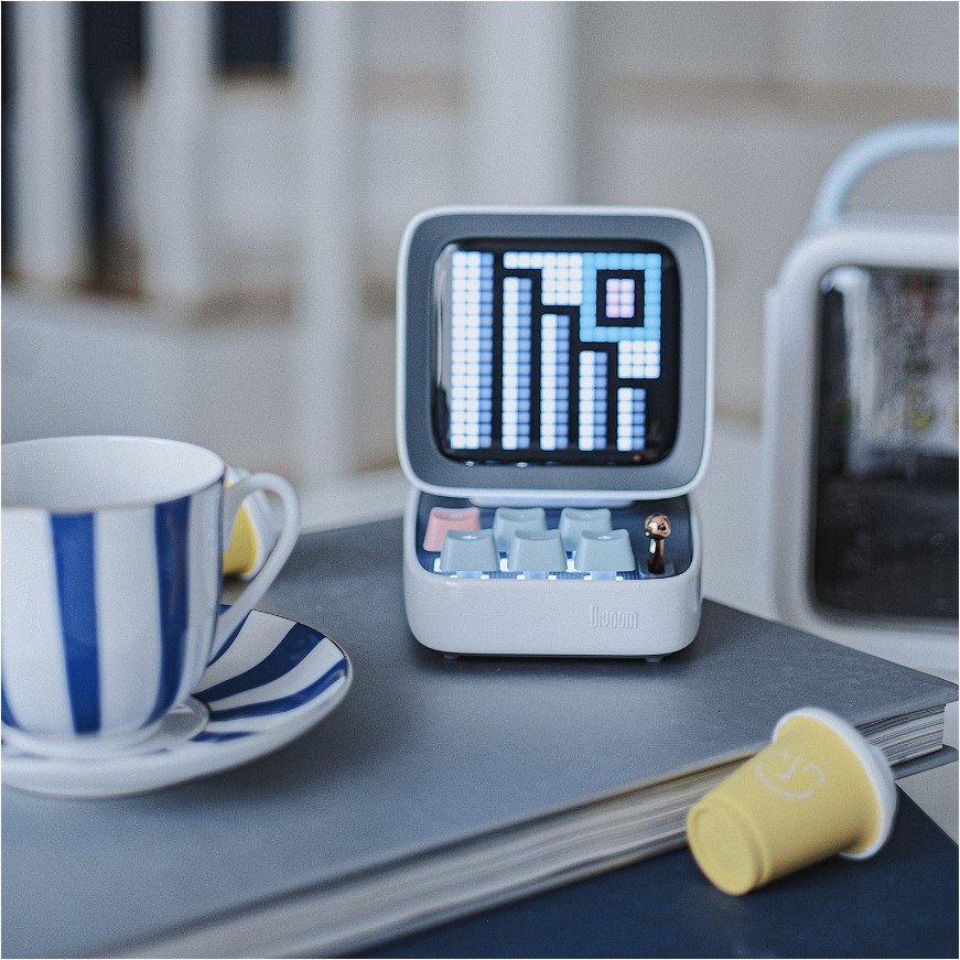   Divoom: Ditoo Plus ()