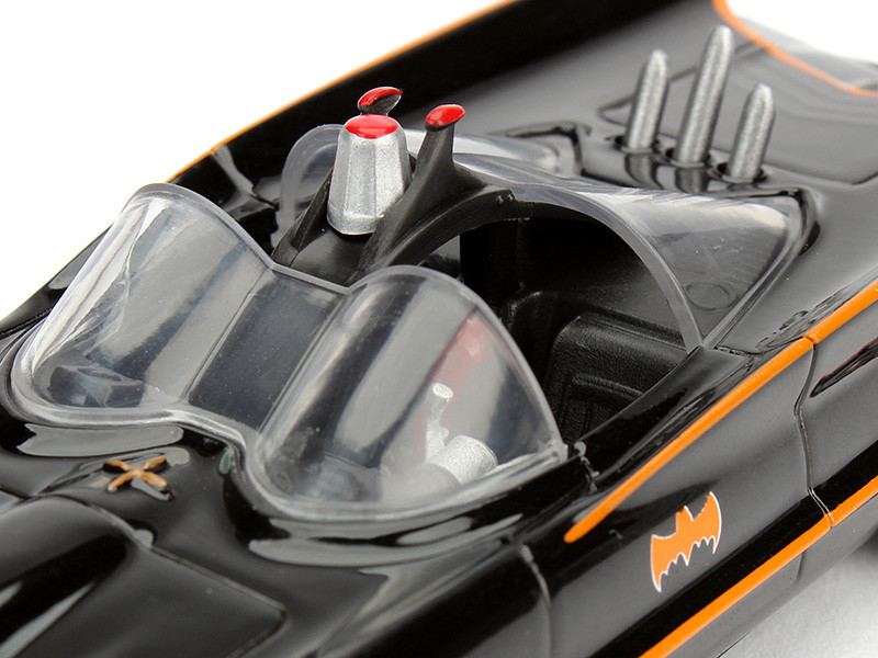 ����� Batmobile 1966 Classic Batmobile Free Rolling (1:32)